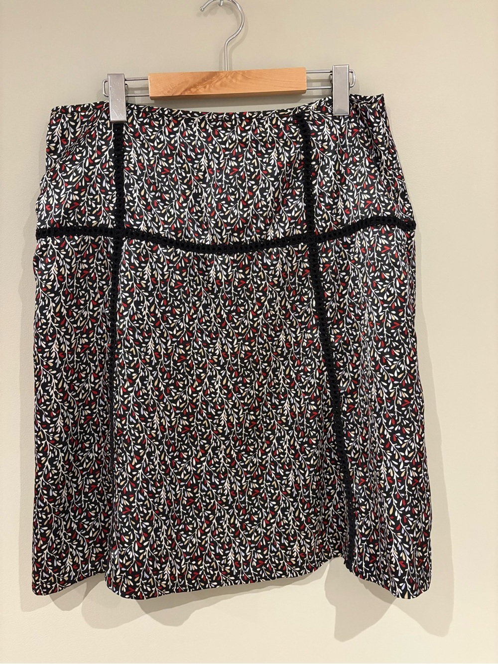 Y2K Jessica Black Floral A-Line Skirt with Red and White Leaf Print Fairy - Picture 9 of 9